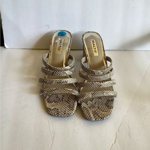 Size 8 women shoes. Used good condition. Canberra worn casual or dressy.